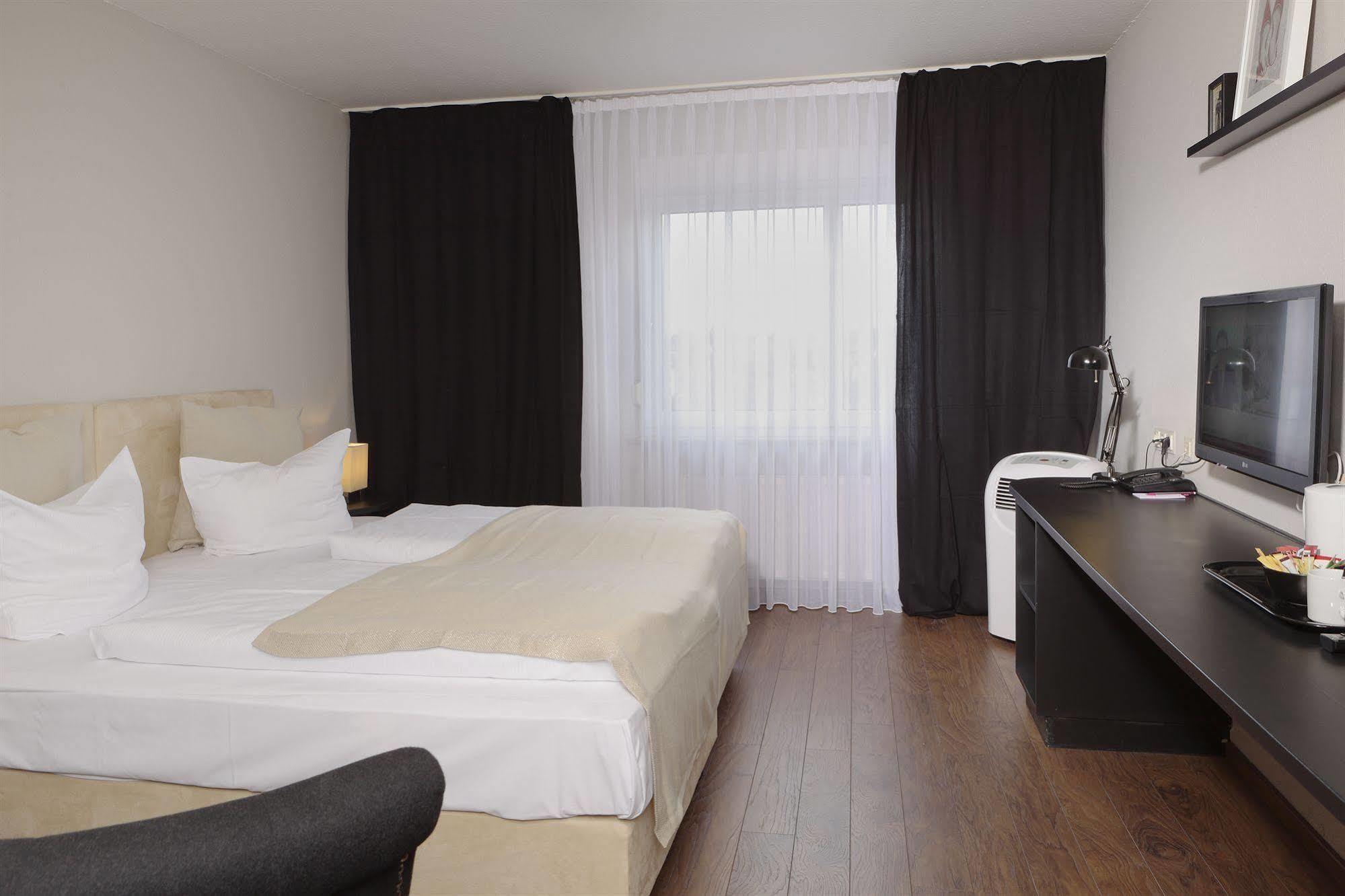 Готель Tryp By Wyndham Bremen Airport Екстер'єр фото